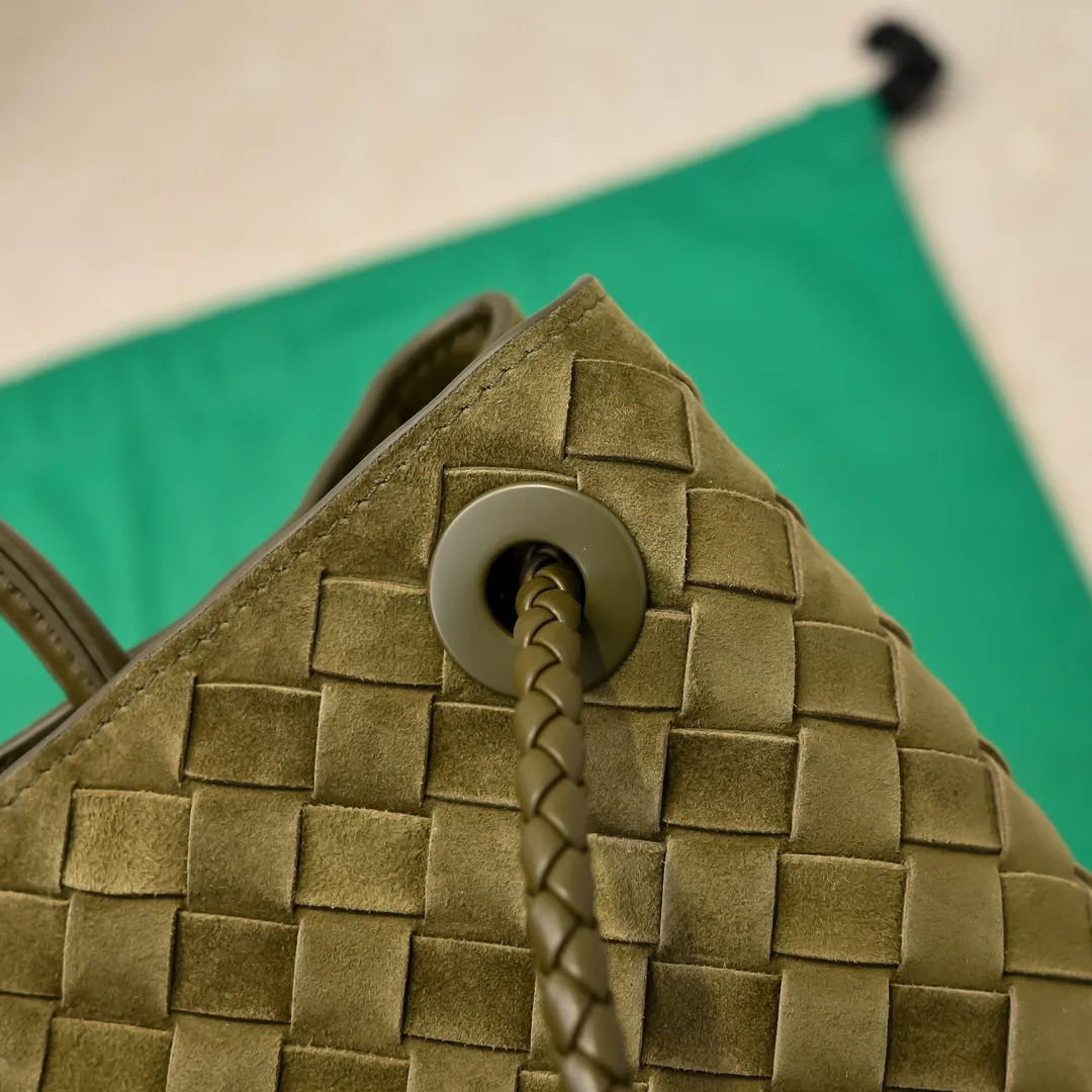 Batch 2360 BV new Andiamo is shipped‼ ️Really popular🔥The new Andiamo woven handbag launched by Bottega Veneta this season is really popular all over the world! ! Celebrities at home and abroad have worn it, and Oscar-winning actress Michelle Yeoh has taken it out on the street. Song Jia, Trai Yara, Yu Feihong, Sanji Ayaka, Rosie Hunting-Whiteley, Yoshioka Riho, etc. have all picked up this bag. It is classic and versatile, showing off its temperament, and the bag capacity is also large, which is very convenient for daily commuting! ! A variety of carrying methods, the shoulder straps can be adjusted by yourself, the original lambskin feels soft and delicate, and the unisex style breaks gender boundaries and brings a more practical and longer-lasting use experience. Andiamo, which has both elegant and casual styles, perfectly interprets the true appearance of "fashionable old money style". Style number: 8463 Size: 32*24*12